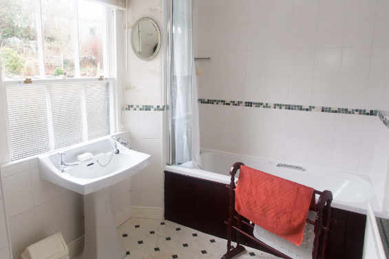hollyhowe_bathroom