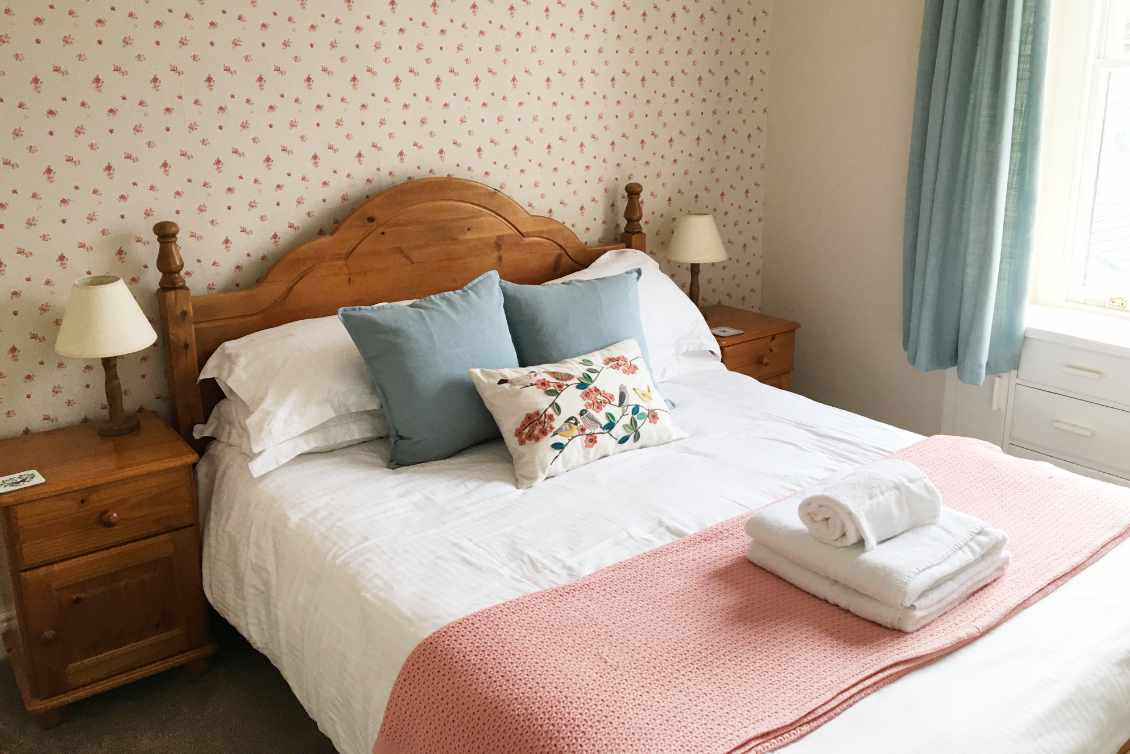 hollyhowe_bedroom@2x